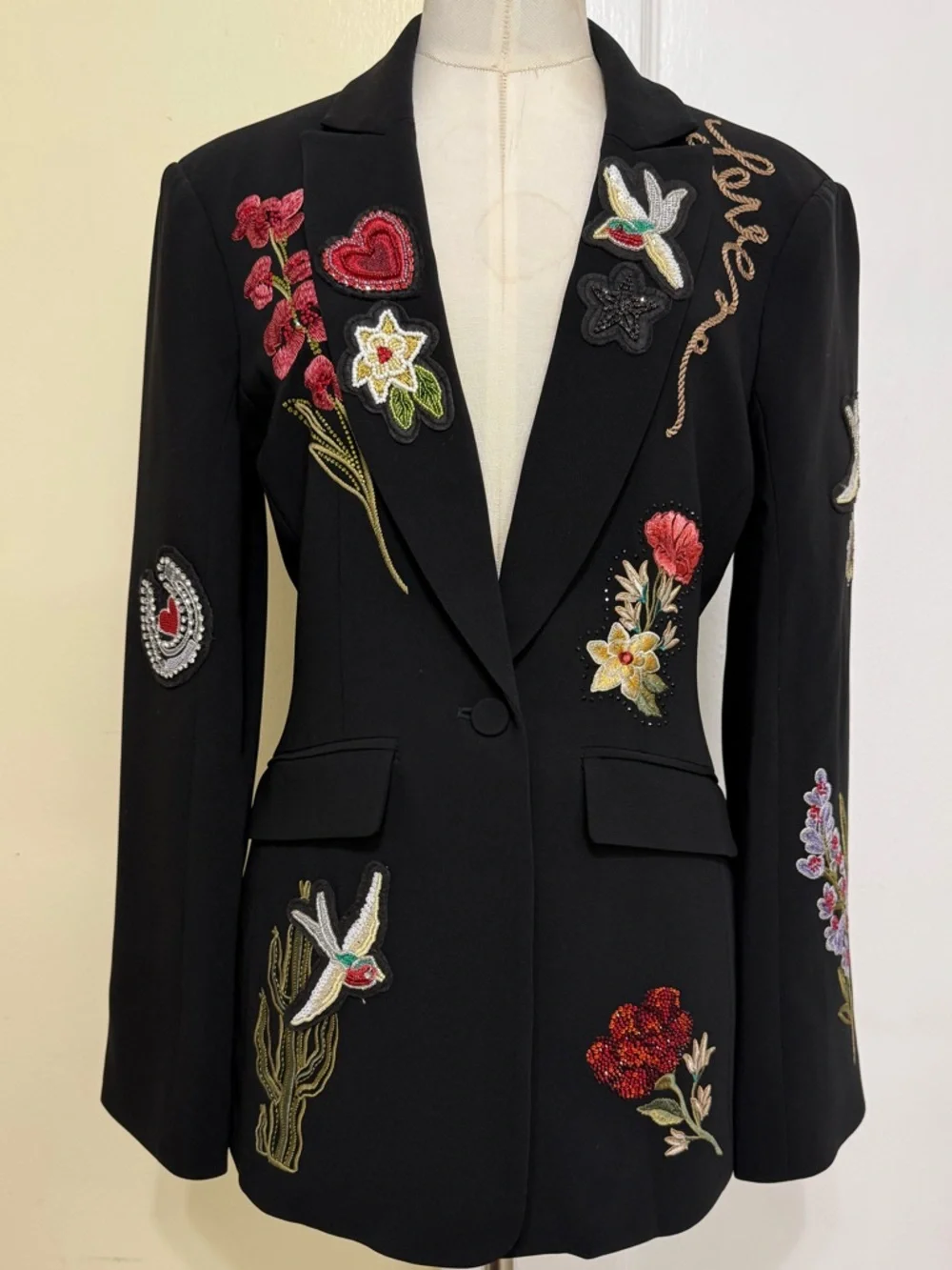 Cinq à Sept
Amour Cheyenne Embroidered Blazer - Picture 11 of 16